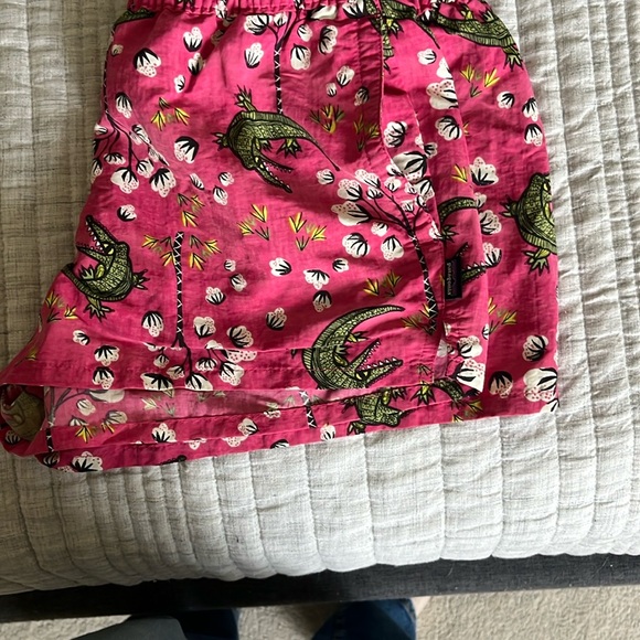 Patagonia baggies women’s shorts, pink, size M - Picture 6 of 6